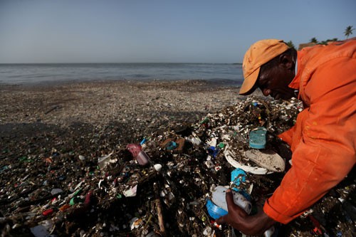 Thế giới ngăn xả rác thải nhựa ra biển - Ảnh 1.