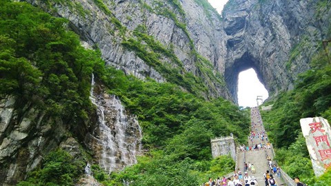 Đi cáp treo dài 7.500 m và leo 999 bậc thang để đến cổng trời - Ảnh 4.