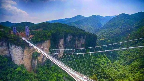 Đi cáp treo dài 7.500 m và leo 999 bậc thang để đến cổng trời - Ảnh 10.