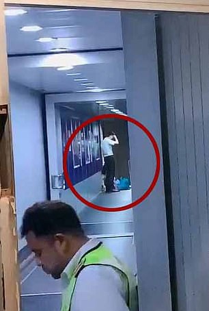 Trung Quốc: Mẹ ngăn máy bay cất cánh để chờ con gái mua sắm - Ảnh 2.