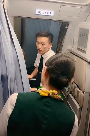 Trung Quốc: Mẹ ngăn máy bay cất cánh để chờ con gái mua sắm - Ảnh 1.