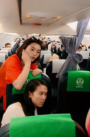 Trung Quốc: Mẹ ngăn máy bay cất cánh để chờ con gái mua sắm - Ảnh 4.