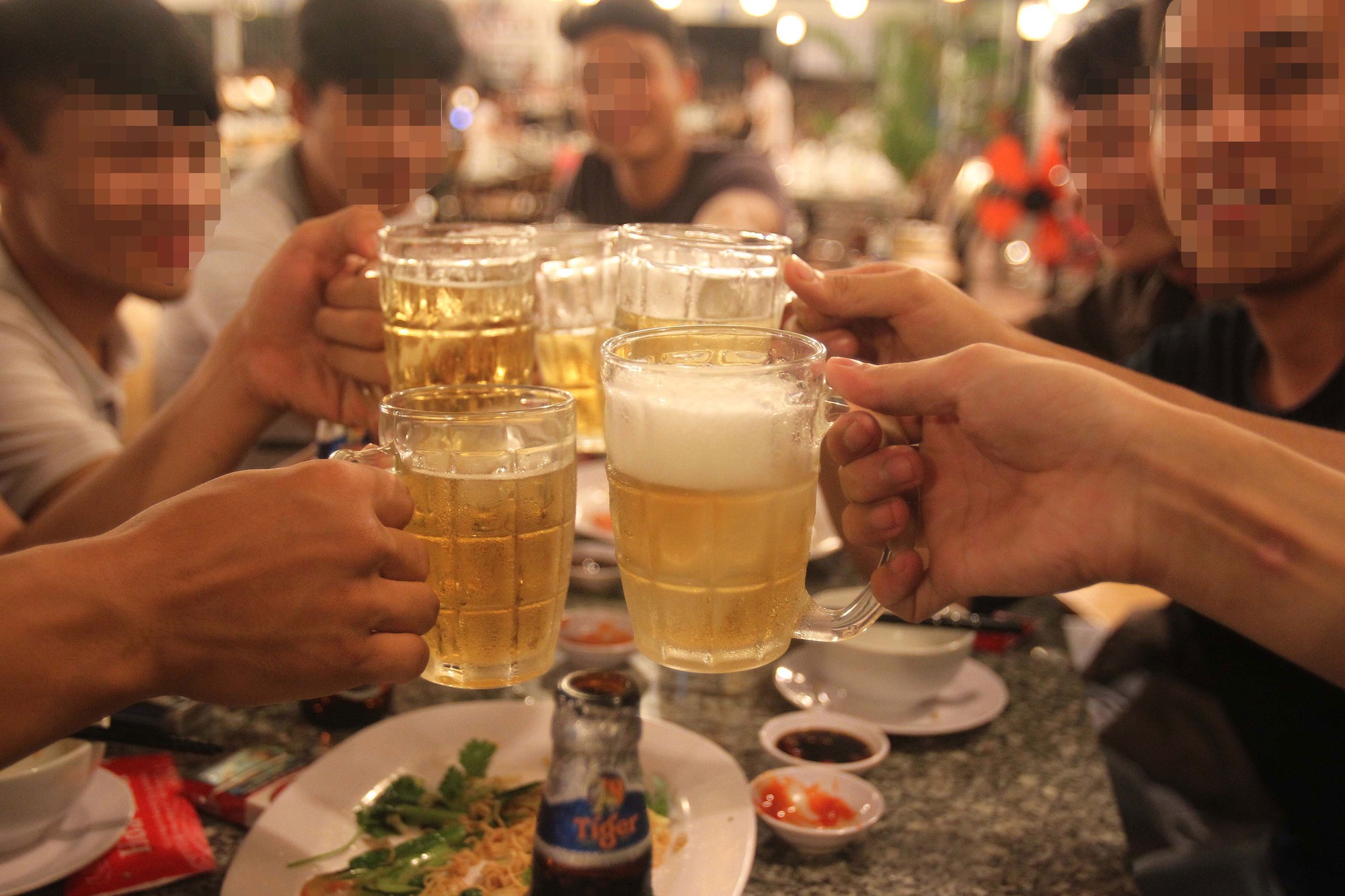 Cường quốc rượu bia: Với hơn 4.000 năm lịch sử sản xuất rượu bia, Việt Nam là một trong những cường quốc rượu bia hàng đầu tại khu vực Đông Nam Á. Tận hưởng hương vị độc đáo và vẻ đẹp tự nhiên của đất nước Việt Nam thông qua rượu bia, để tìm hiểu về văn hóa và lịch sử của đất nước này.