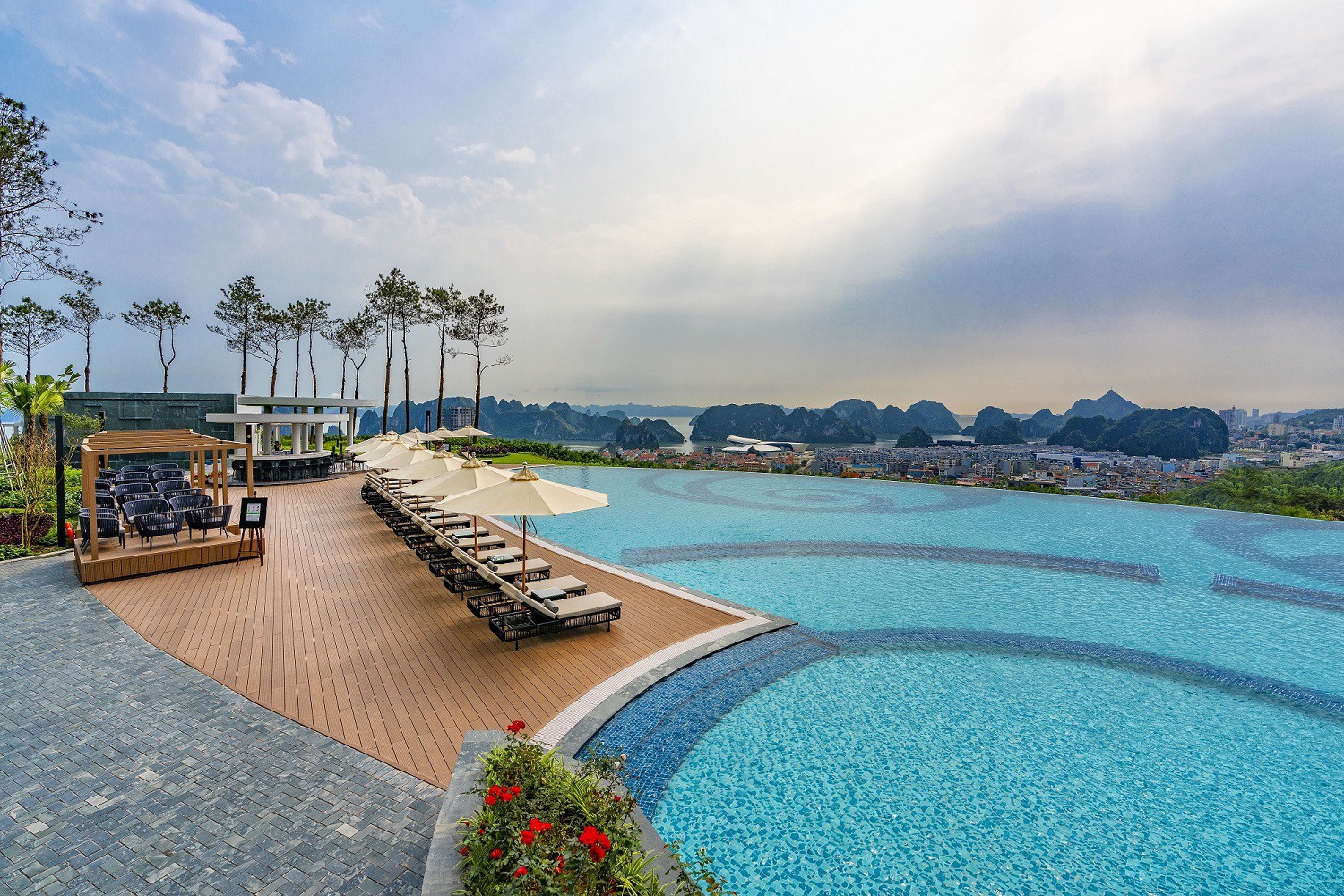 Khai trương Bamboo Airways Tower, FLC Hotels & Resorts tung "mưa" voucher