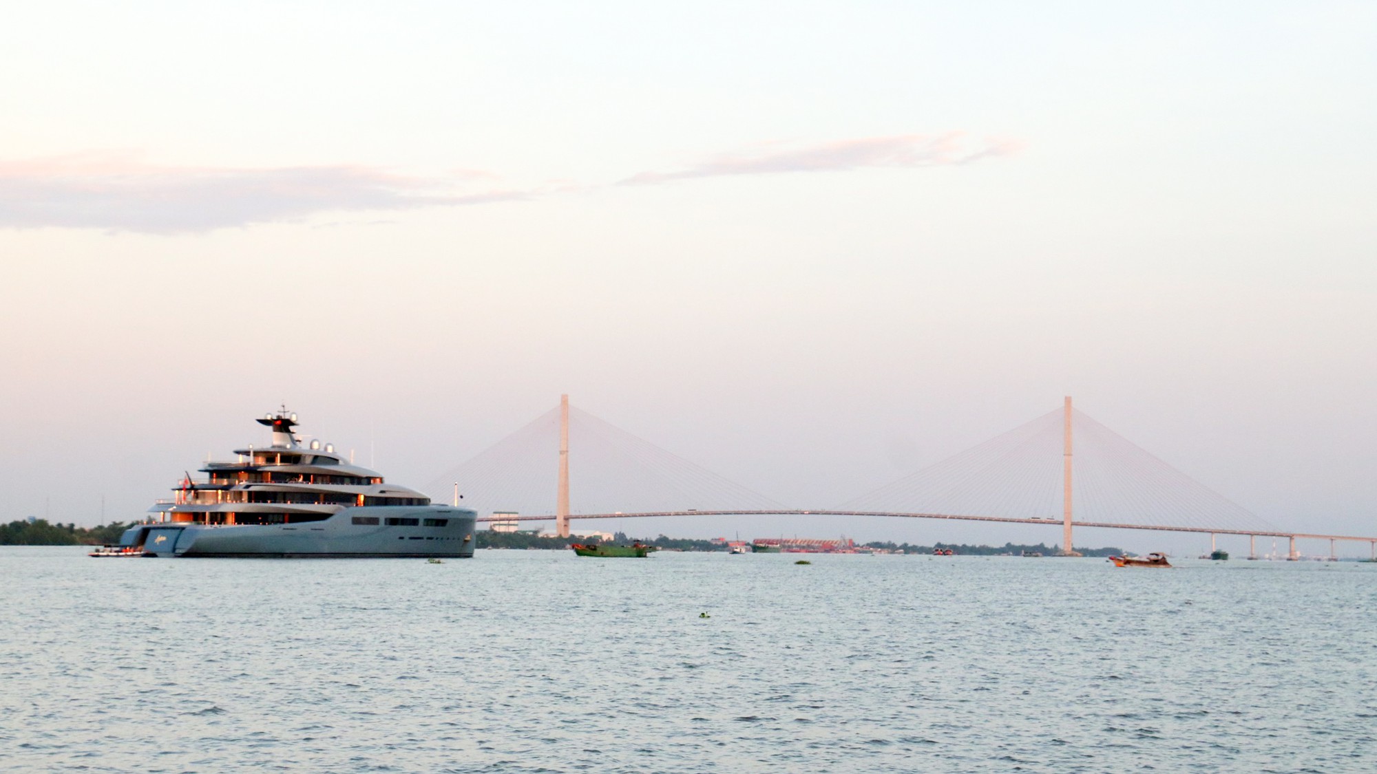 Cận cảnh siêu du thuyền triệu đô lướt sóng trên sông Hậu - Ảnh 8.