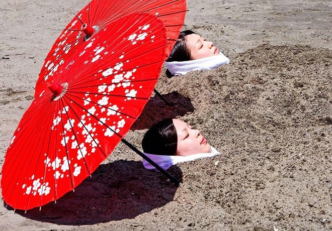Vùi mình trong tro núi lửa và những kiểu tắm khoáng giúp thư giãn