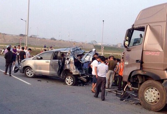 Tai xe container tong Innova lui tren cao toc bi de nghi truy to o khung hinh phat 7-15 nam tu