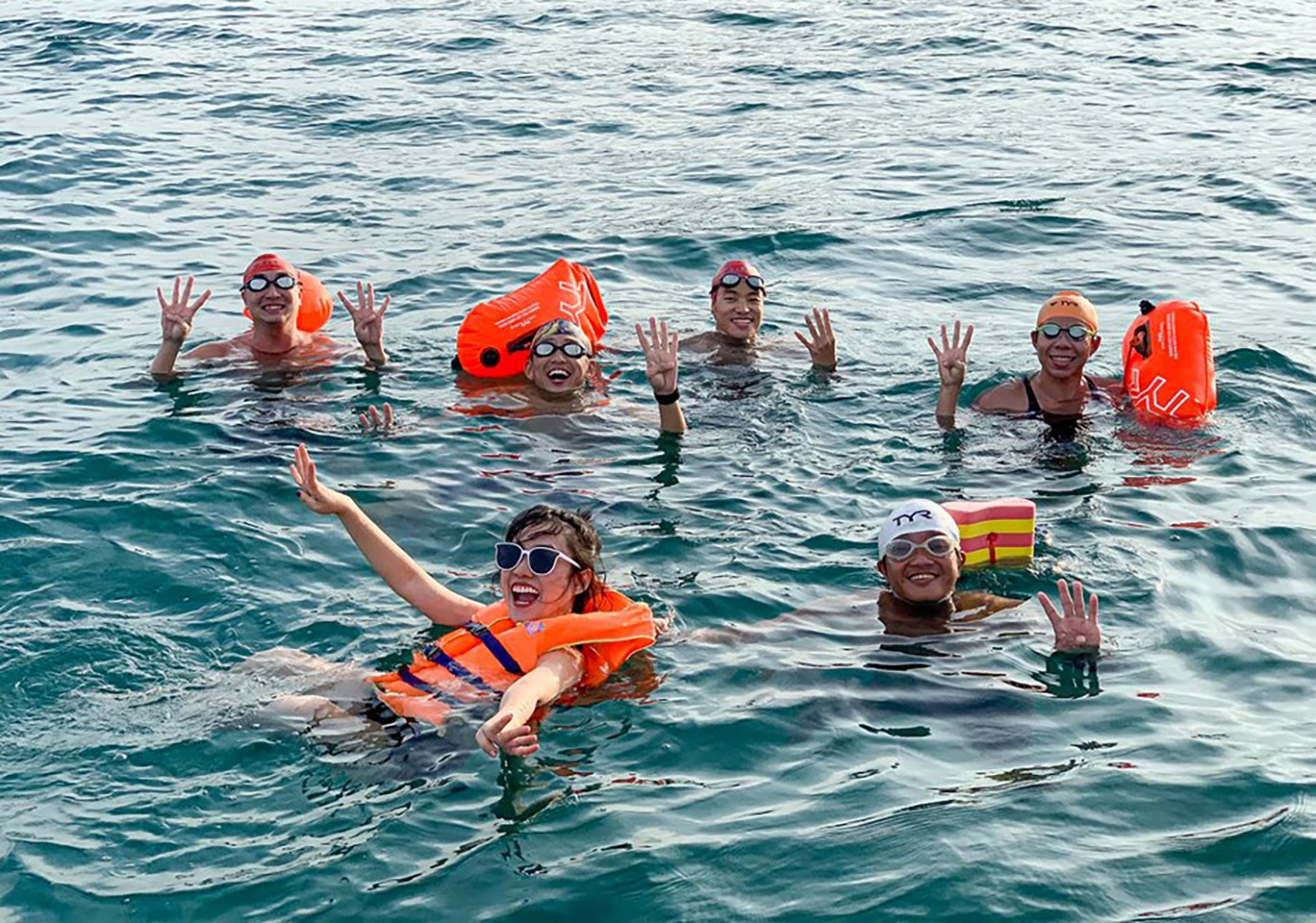 Bơi vượt 100 km biển gây quỹ giúp trẻ học bơi - Báo Người lao động