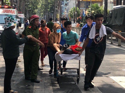 Cháy ký túc xá 929 Trần Hưng Đạo, cư dân nháo nhào, bệnh viện kề bên sơ tán - Ảnh 3.