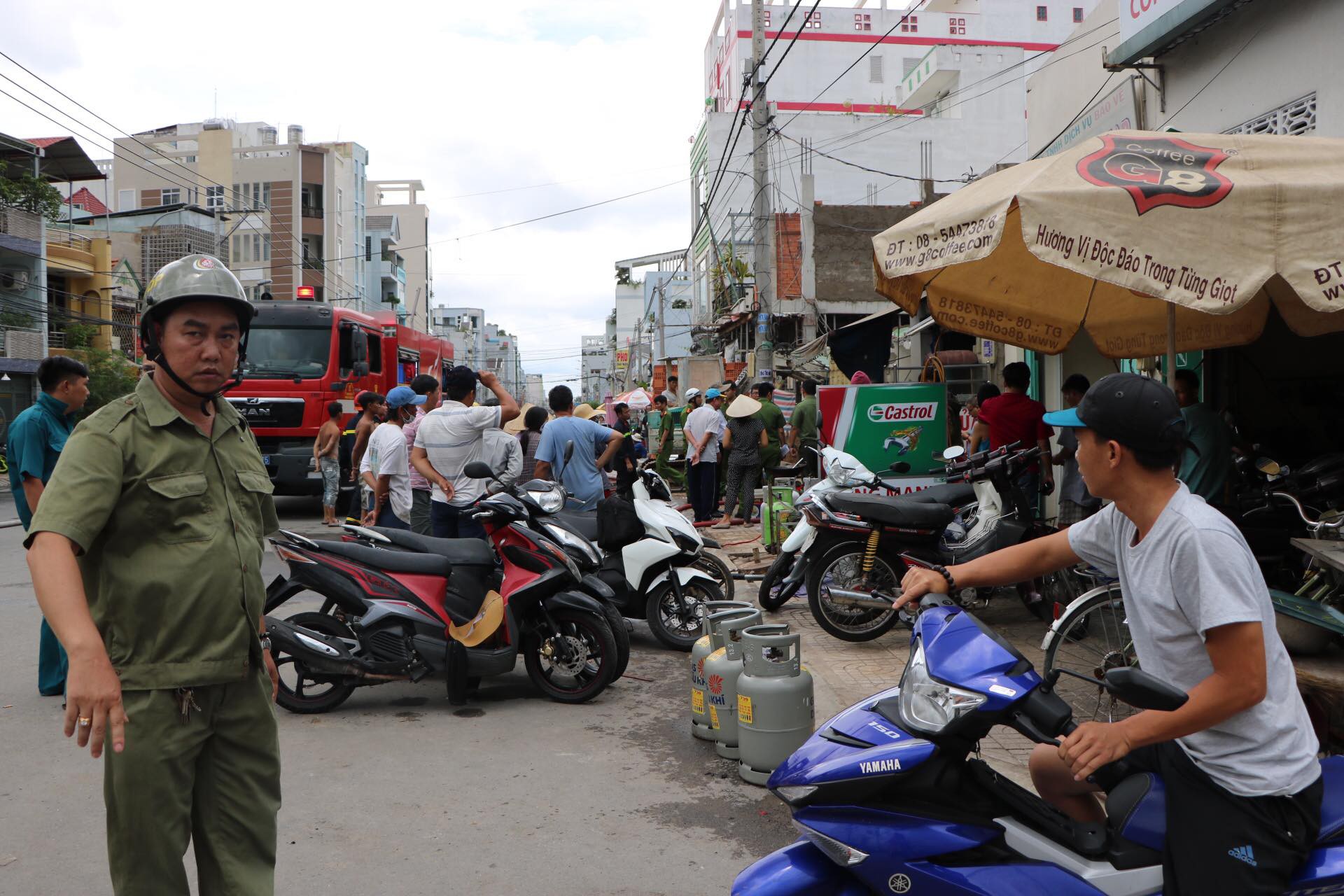 Đường Phạm Văn Bạch: 20 năm mặt bằng chưa xong, đường thành chợ - Ảnh 2.
