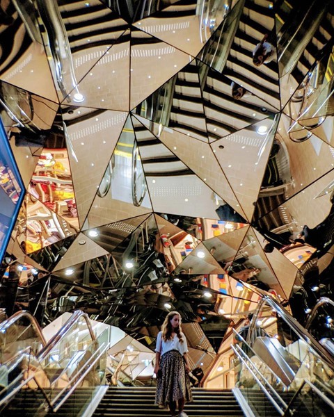 Vòm kính phân mảnh như đa vũ trụ giao nhau gây sốt ở Tokyo - Ảnh 15.