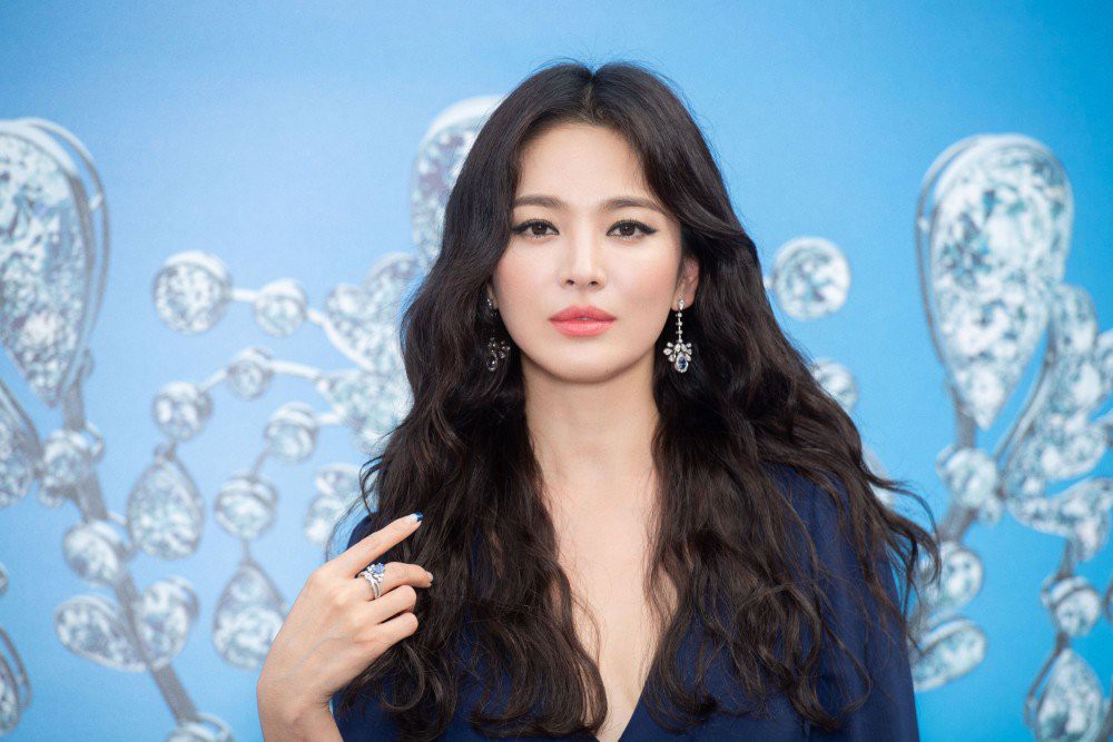 Song Hye Kyo luôn là biểu tượng thời trang với những kiểu tóc thả đầy quyến rũ. Hãy ngắm nhìn những hình ảnh nổi bật của cô nàng tài năng này.