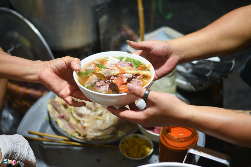 Gánh phở bò sốt vang 30 năm chỉ bán từ 3 giờ sáng - Ảnh 6.