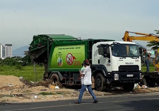 Bãi rác Khánh Sơn bị người dân chặn đường vào, hơn 700 tấn rác bị ùn ứ quanh - Ảnh 2.