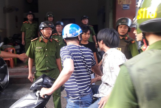 Đà Nẵng: Lên cơn phê ma túy rồi đánh 2 công an phường, đập phá 3 xe máy - Ảnh 2.