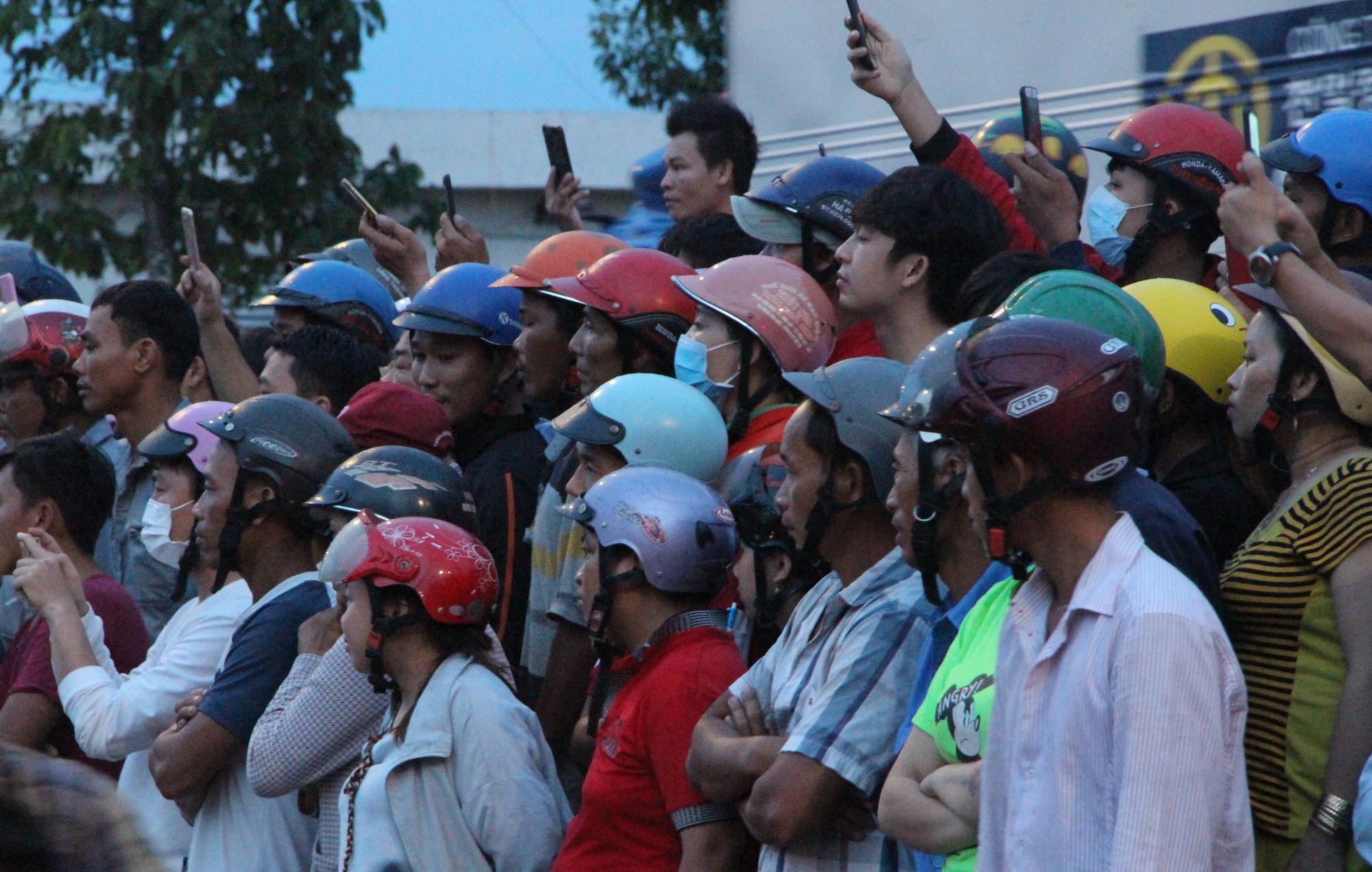 Những đám đông kỳ lạ: Thay vì tò mò, hãy giúp đỡ - Báo Người lao động