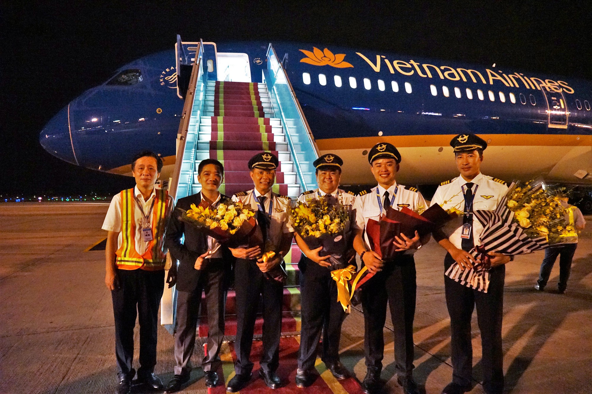 Cận cảnh siêu máy bay Boeing 787-10 lớn nhất Việt Nam đáp xuống Nội Bài - Ảnh 7.