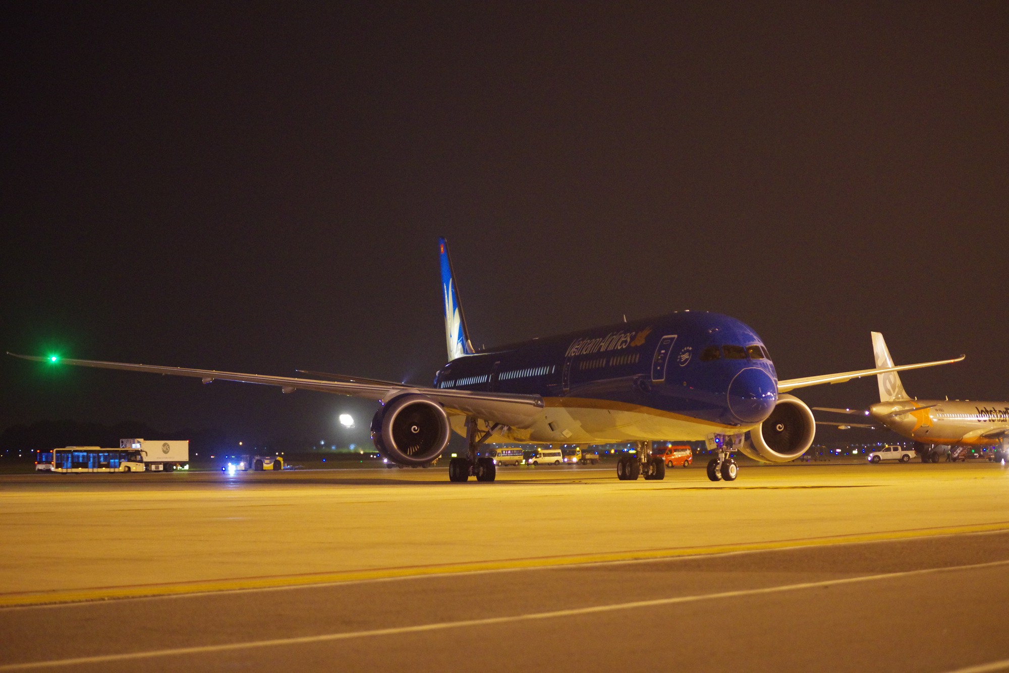 Cận cảnh siêu máy bay Boeing 787-10 lớn nhất Việt Nam đáp xuống Nội Bài - Ảnh 8.