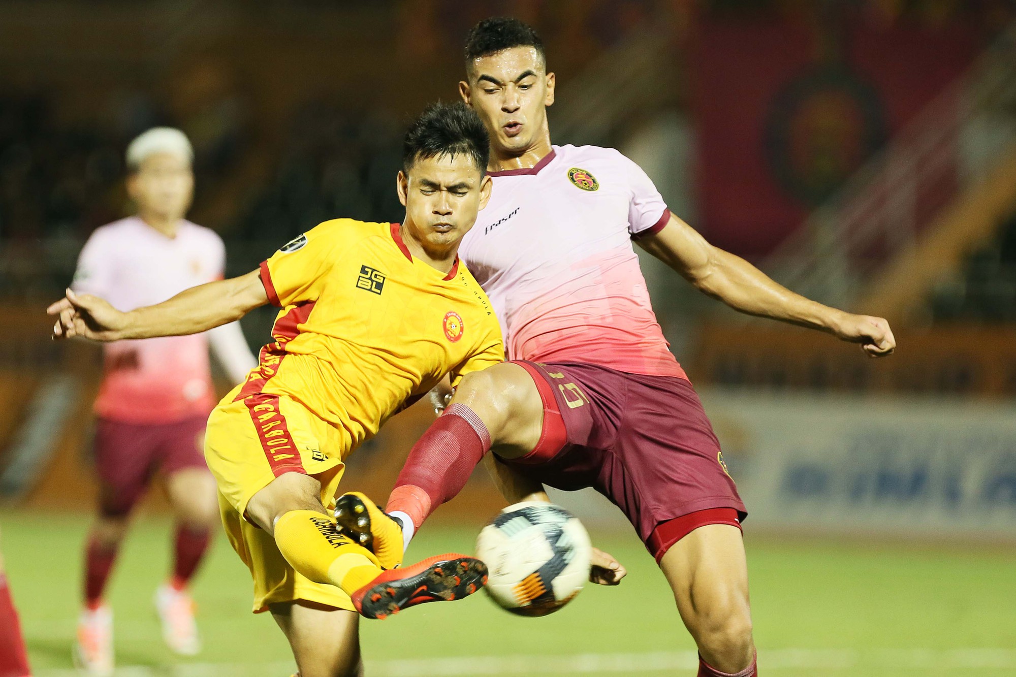 Cầu thủ Thanh Hoá khóc nức nở sau trận thua Sài Gòn FC - Ảnh 1.