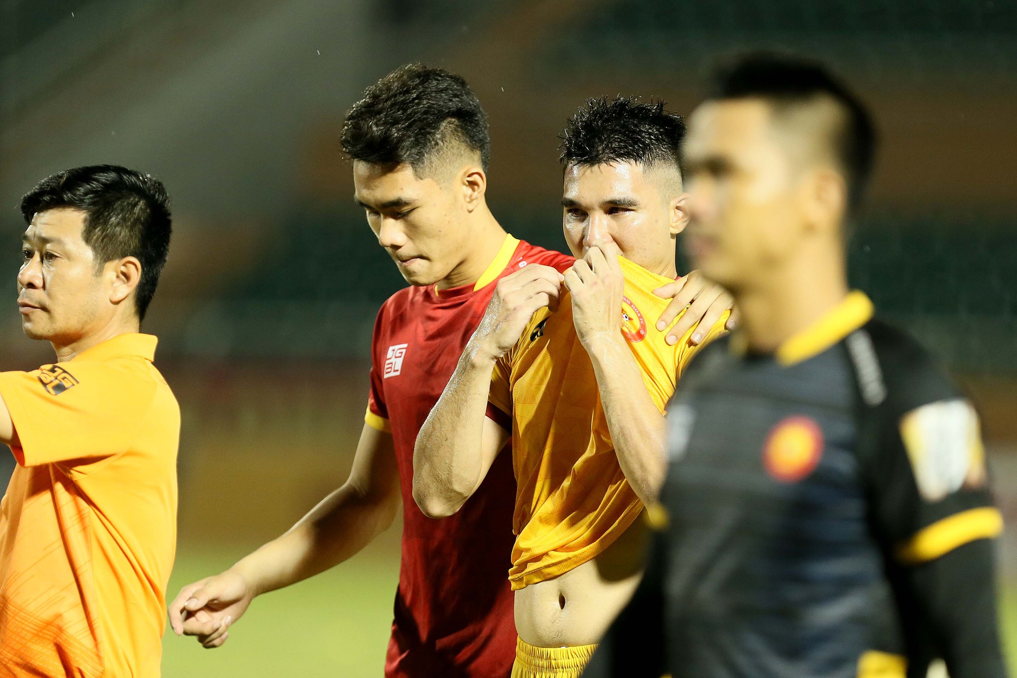 Cầu thủ Thanh Hoá khóc nức nở sau trận thua Sài Gòn FC - Ảnh 5.