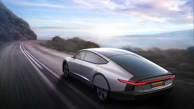 Xe điện đầu tiên chạy bằng năng lượng mặt trời, sạc một lần đi 800 km