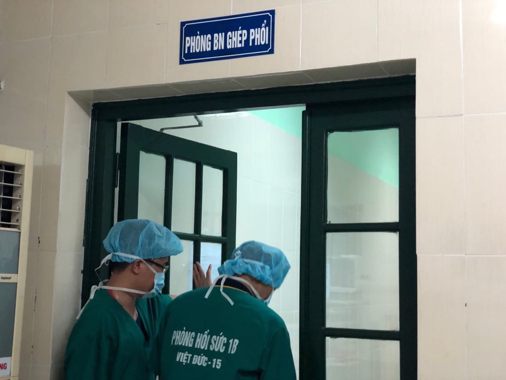 Cuộc sống trong lồng kính của thiếu niên 17 tuổi nặng 30 kg được ghép phổi với chi phí 5 tỉ đồng - Ảnh 4. Cuộc sống trong lồng kính của thiếu niên 17 tuổi nặng 30 kg được ghép phổi với chi phí 5 tỉ đồng - Ảnh 4.