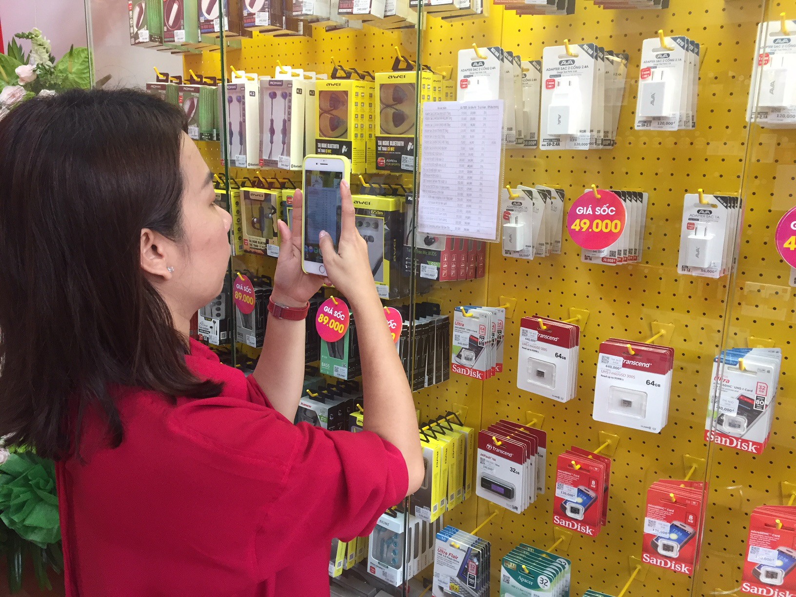 Nhiều người tò mò tìm đến cửa hàng điện thoại siêu rẻ của Thế Giới Di Động - Ảnh 4.