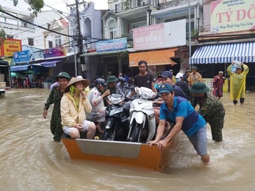 Mưa lớn hiếm gặp gây lũ lụt ở Tây Nguyên và Nam Bộ - Ảnh 1.