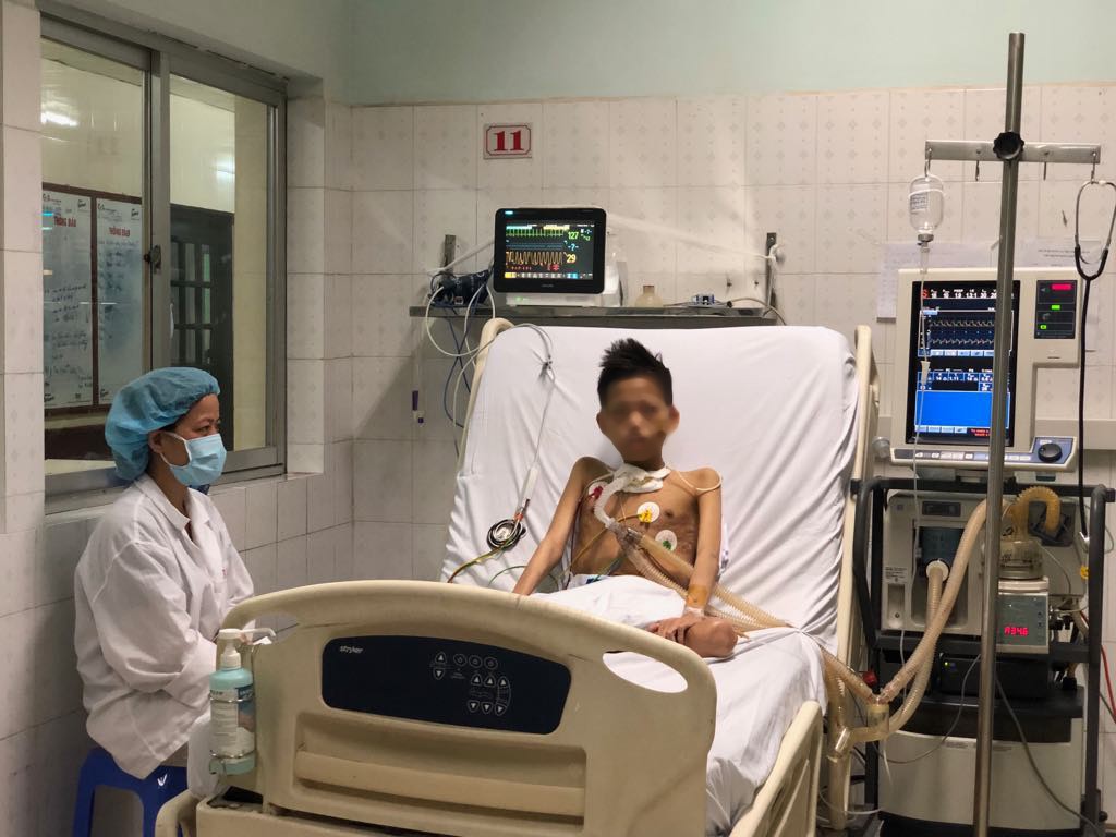 Cuộc sống trong lồng kính của thiếu niên 17 tuổi nặng 30 kg được ghép phổi với chi phí 5 tỉ đồng - Ảnh 3. Cuộc sống trong lồng kính của thiếu niên 17 tuổi nặng 30 kg được ghép phổi với chi phí 5 tỉ đồng - Ảnh 3.