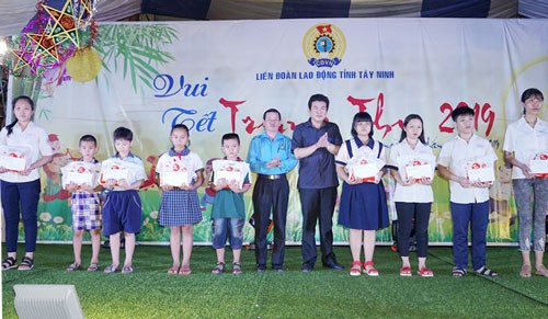 Tây Ninh: Trao học bổng cho con công nhân học giỏi - Ảnh 1.