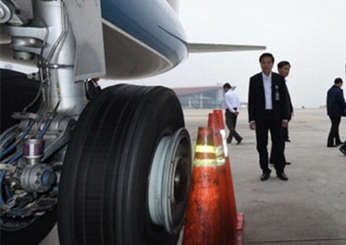 Liên tiếp phát hiện máy bay Vietnam Airlines bị rách lốp, đinh găm - Ảnh 1.