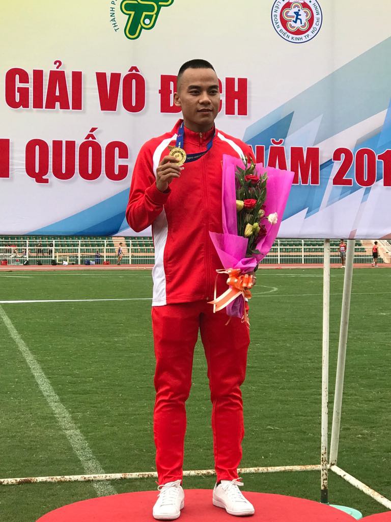 Nguyễn Thành Ngưng và 10 năm đi bộ đến ngôi vô địch quốc gia - Ảnh 1.