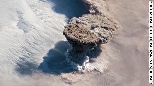 Núi lửa Nga phun khiến hoàng hôn tím và vụ mùa thất bát toàn cầu - Ảnh 2.