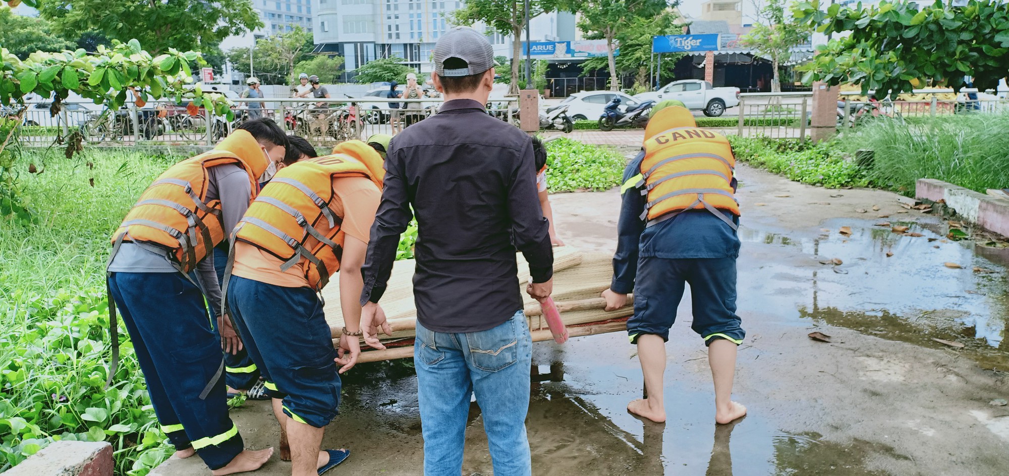 Tá hỏa phát hiện thi thể nam thanh niên nổi trên sông Hàn - Báo Người lao động