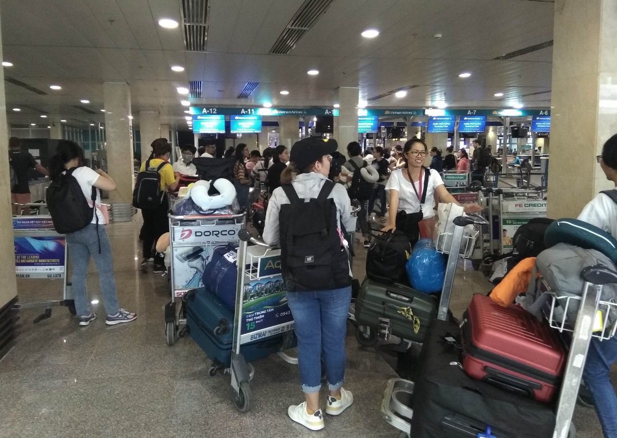 Sân bay Tân Sơn Nhất ngừng phát thanh, hành khách cần làm gì ...