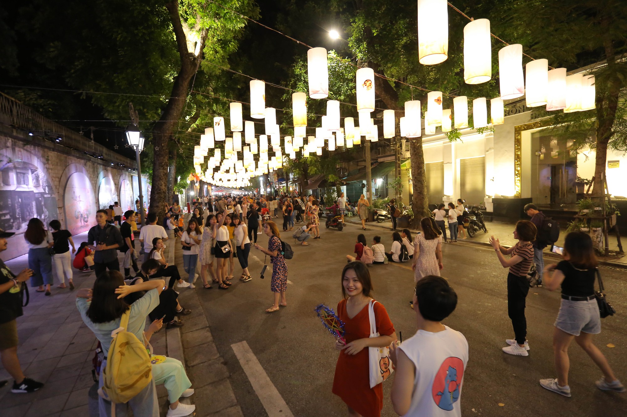 Hà Nội là địa điểm lý tưởng để thưởng thức một Tết Trung thu truyền thống. Hãy ngắm nhìn bức ảnh đầy màu sắc về những chiếc đèn lồng đẹp phơi phới trên phố Bích Hoạ và các con đường khác, mang đến một không khí rất đặc biệt của ngày Tết.