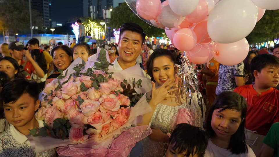 Duy Mạnh cầu hôn em vợ Văn Quyết, cựu chủ tịch Sài Gòn FC xác nhận cho cưới - Ảnh 2.