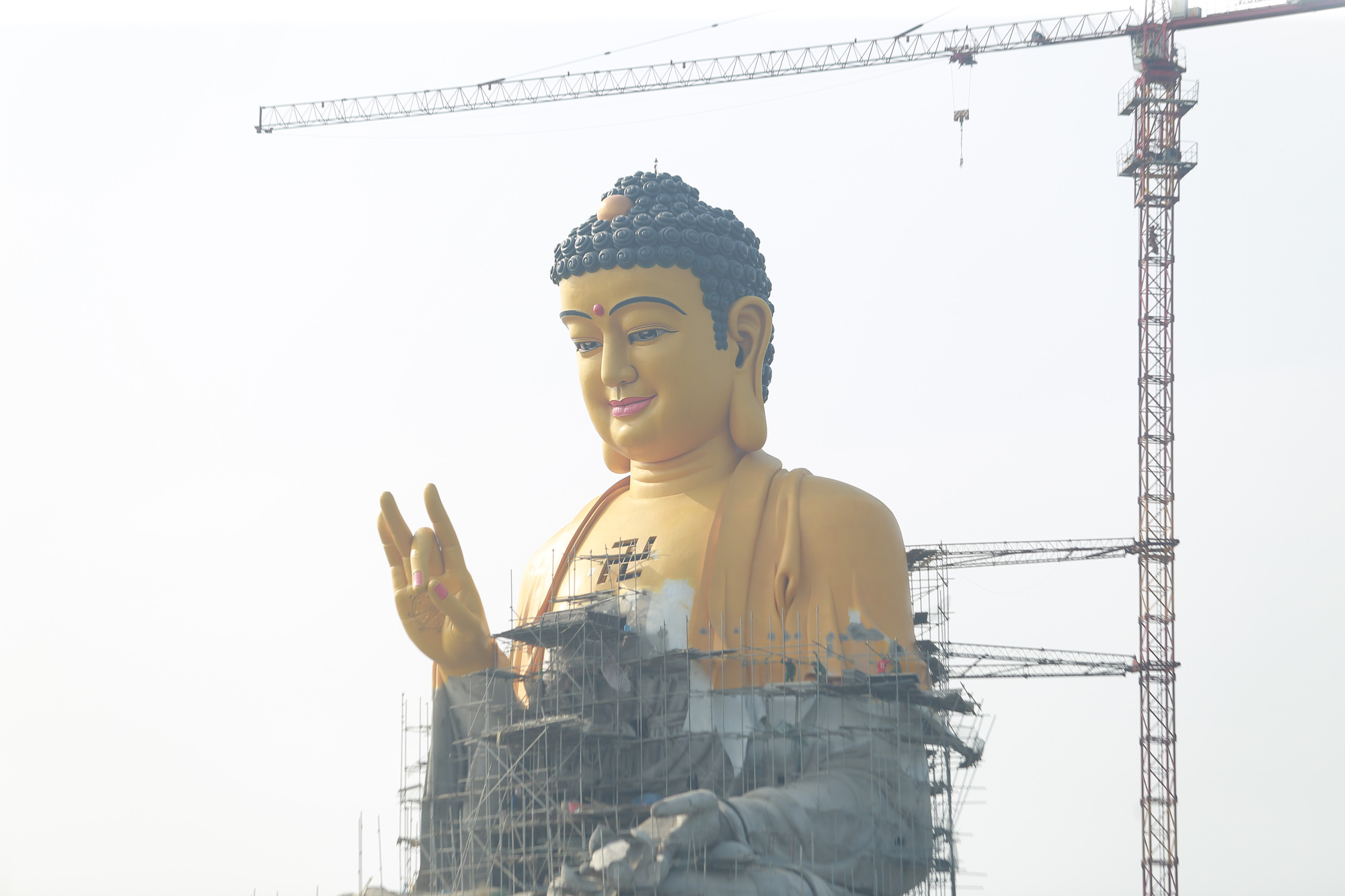 Với kích thước lớn nhất và chi tiết tuyệt vời, hình ảnh tượng Phật A Di Đà được hiển thị tại địa điểm này sẽ khiến cho bạn cảm thấy kính trọng và thích thú, khám phá những tình cảm và cảm nhận sâu sắc về tôn giáo và văn hóa của người Việt Nam.