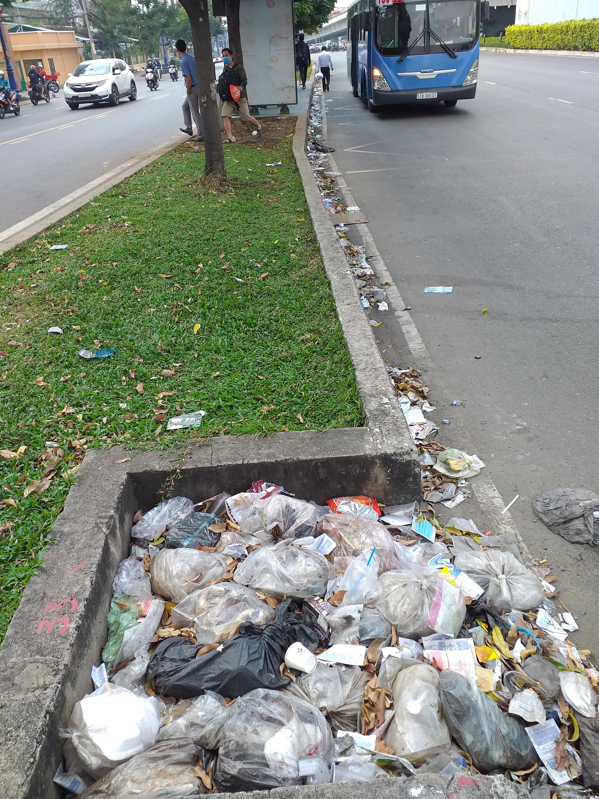 Miệng cống đầy rác thải: Một cảnh tượng không tốt cho mắt nhưng đây lại là chân lý phản ánh cách thức sống của chúng ta đang ảnh hưởng tới môi trường sống. Hãy cùng xem để hiểu rõ lý do vì sao chúng ta cần phải giữ cống và đường phố luôn sạch sẽ để bảo vệ cho sức khỏe con người và môi trường.