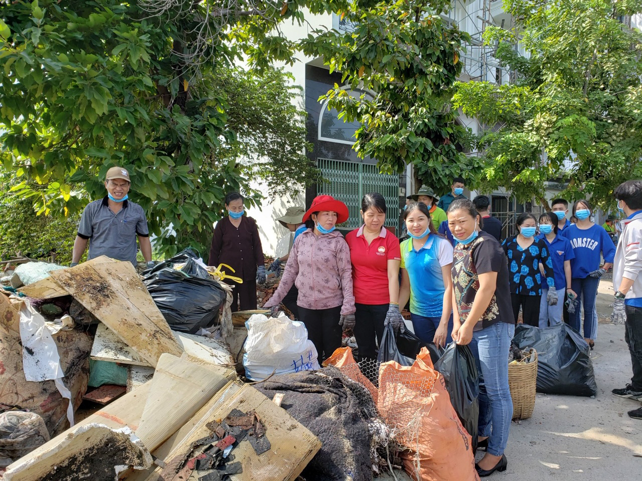 Âm thanh của tiếng kêu gọi mọi người tham gia cùng nhau dọn dẹp rác thải