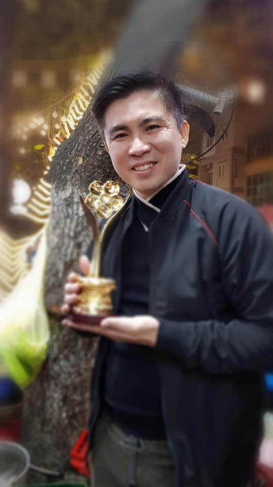 NSND Triệu Trung Kiên cùng các nghệ sĩ khoe tượng Mai Vàng ở Hà Nội - Ảnh 2.