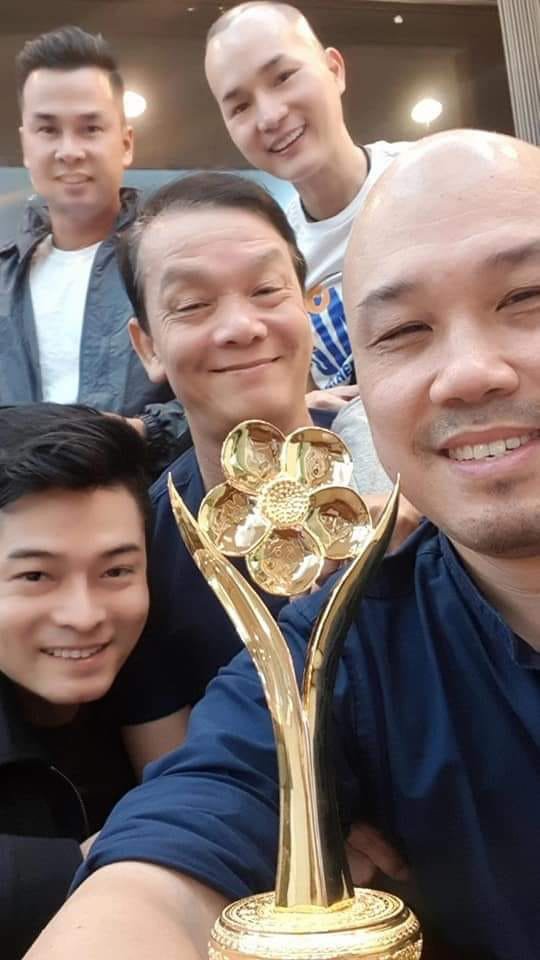 NSND Triệu Trung Kiên cùng các nghệ sĩ khoe tượng Mai Vàng ở Hà Nội - Ảnh 3.