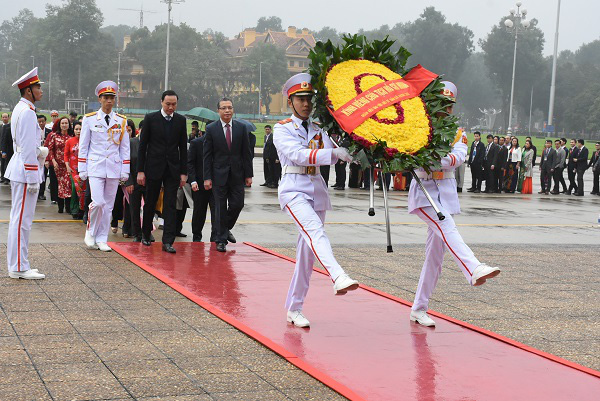 Đoàn kiều bào tiêu biểu vào Lăng viếng Bác - Ảnh 3.