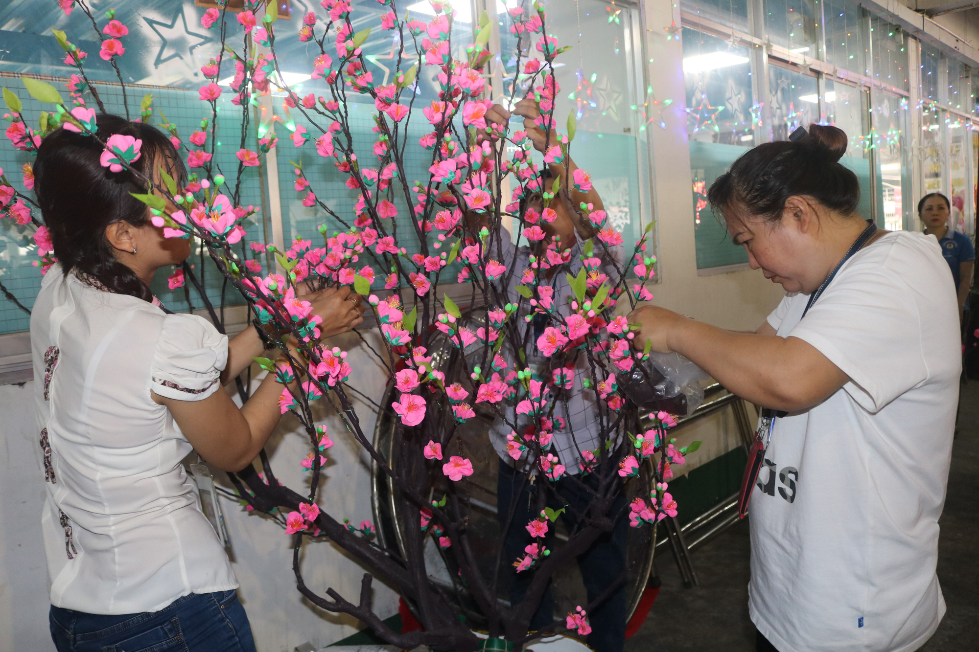 Vui xuân, Người lao động! Hãy cùng xem bức ảnh liên quan để đón xuân đầy niềm vui cùng những người lao động nô đùa, chào đón mùa xuân rực rỡ. Bức ảnh sẽ làm bạn cảm thấy yêu đời và tràn đầy năng lượng.