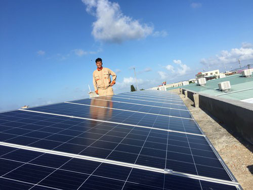Bộ Công Thương chấp thuận cho EVN giải phóng điện mặt trời áp mái - Ảnh 1.