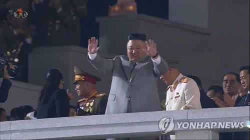 Thông điệp bất ngờ của ông Kim Jong-un tại lễ duyệt binh kỳ lạ - Ảnh 2.