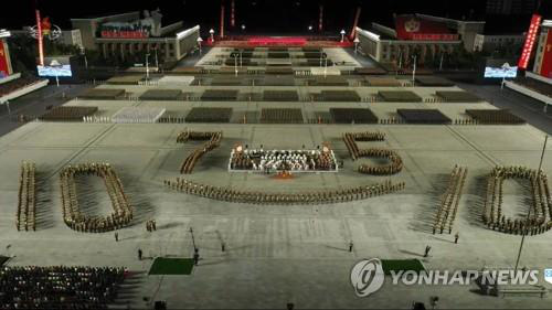 Thông điệp bất ngờ của ông Kim Jong-un tại lễ duyệt binh kỳ lạ - Ảnh 3.