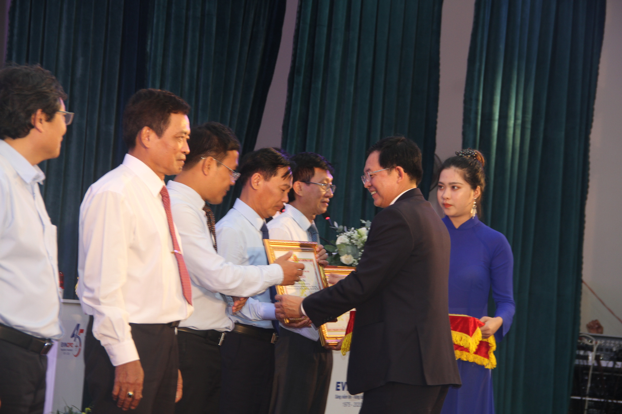 Nhon Chau island commune officially has national electricity - Photo 2. Nhon Chau island commune officially has national electricity - Photo 2.