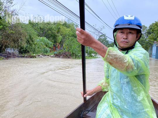 Đà Nẵng: Mưa to gió lớn gây ngập nặng, người dân chèo ghe đi tiếp tế lương thực khắp xóm - Ảnh 12.