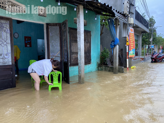 Đà Nẵng: Mưa to gió lớn gây ngập nặng, người dân chèo ghe đi tiếp tế lương thực khắp xóm - Ảnh 16.